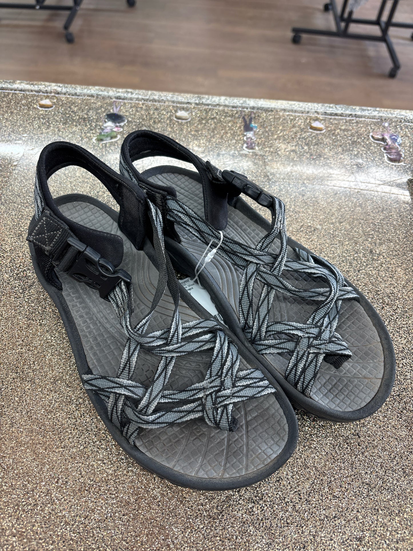 7 Bare Traps Grey Womens Shoe