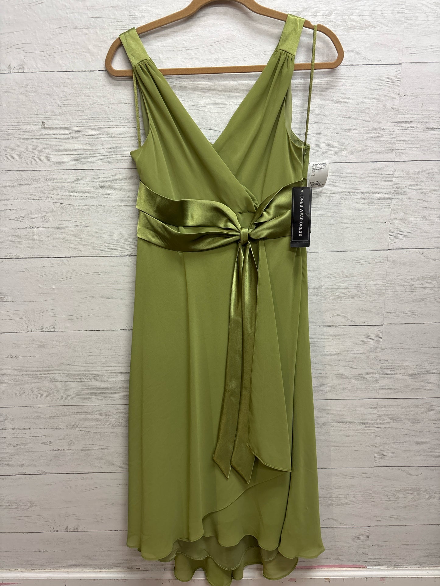 Size 14 JONES WEAR DRESS Green GOWN