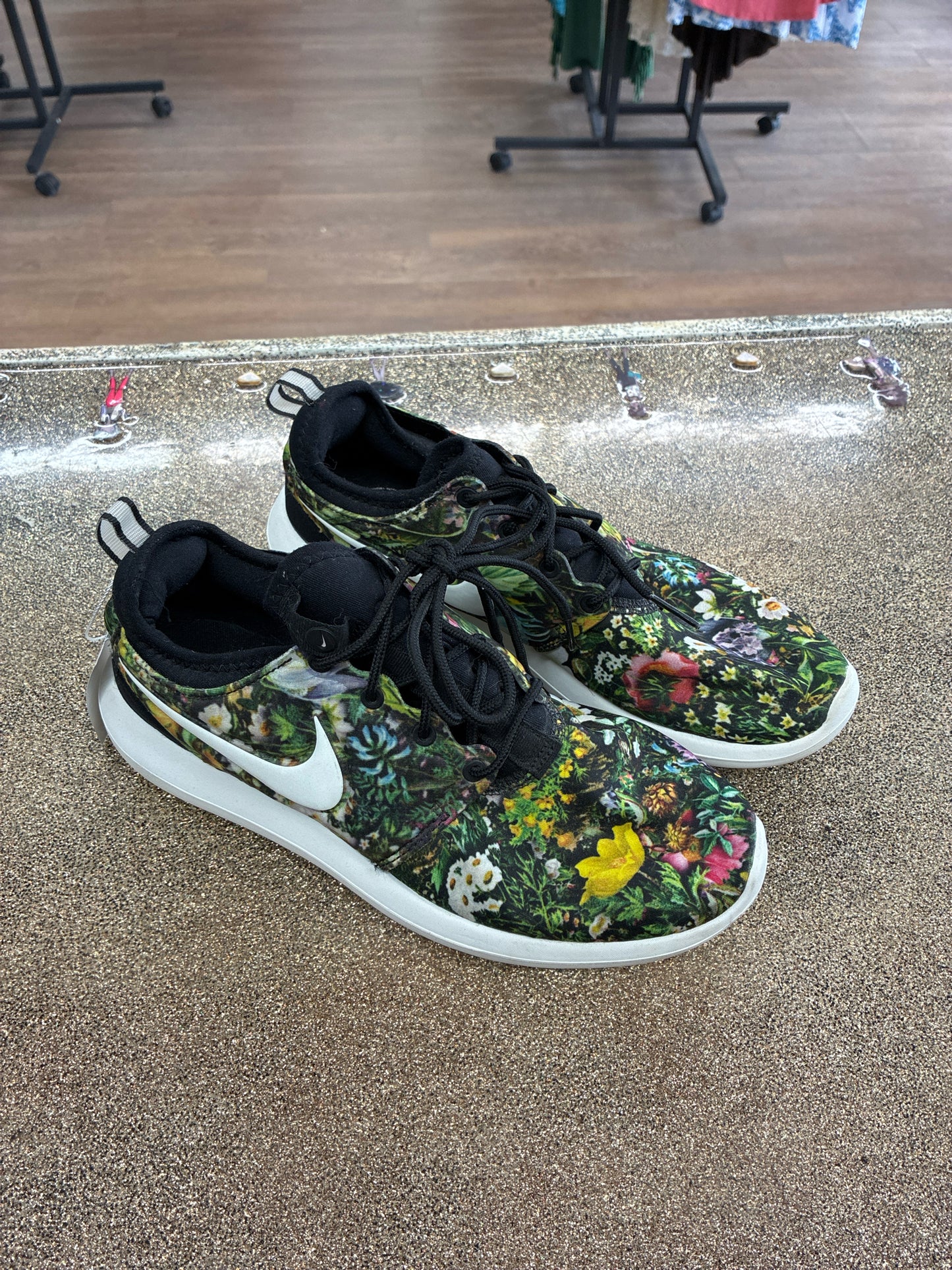 8.5 Nike Black Womens Shoe