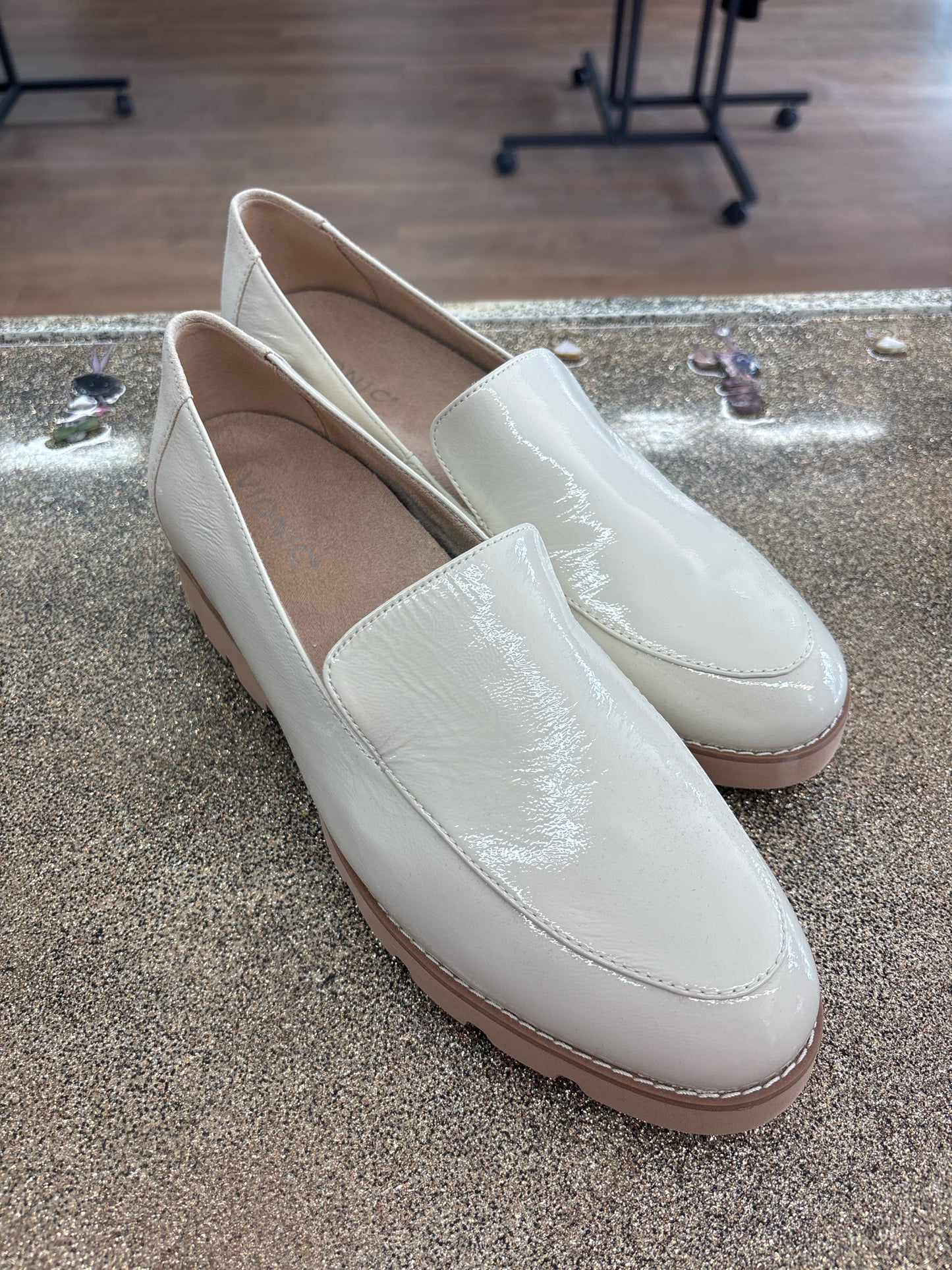 9.5 Vionic Cream Womens Shoe