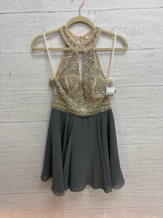 Size 6 N/A Grey GOWN