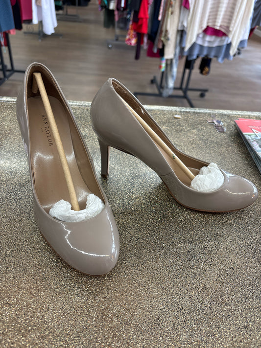 6.5 Ann Taylor Taupe Womens Shoe