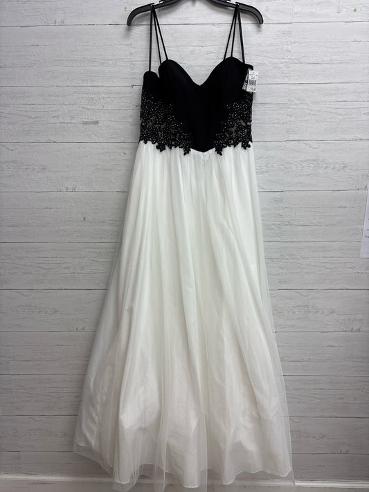 Size 13 BA NITES Black/White GOWN