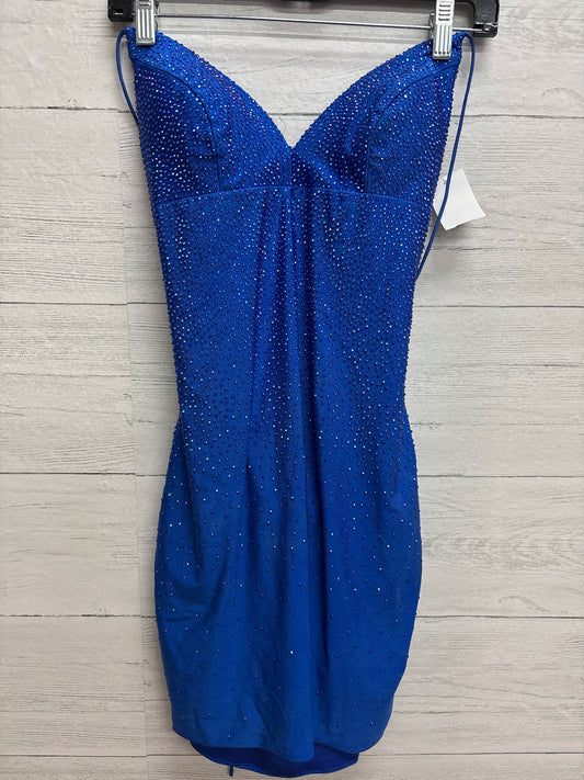 Size 6 N/A Royal Blue GOWN